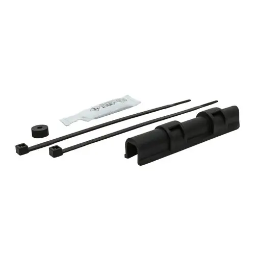 Bausatz bestehend aus mehreren schwarzen Kunststoffteilen, inklusive einer Tauchhülse, Kabelbindern und einer kleinen Tube, ideal für den Einsatz mit Danfoss-Produkten.